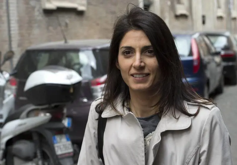 Anche sulla Raggi il sospetto dell'ineleggibilità?