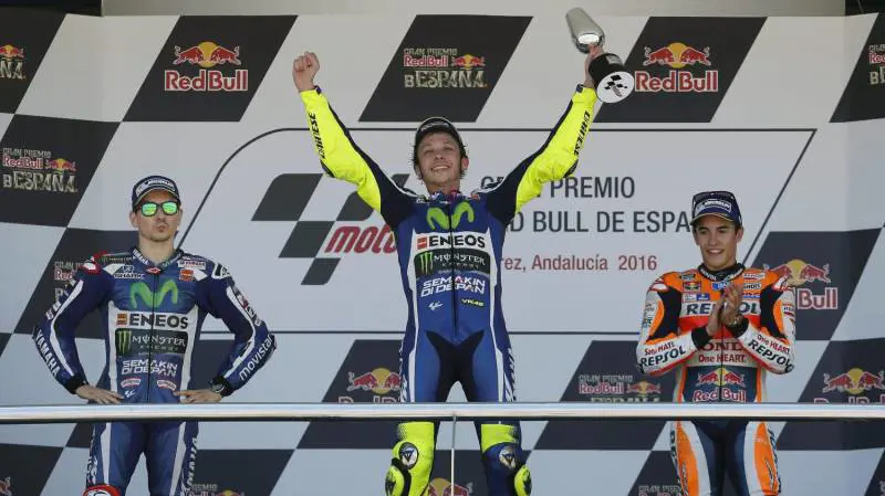 Valentino Rossi regala la coppa di Jerez ai malati dell'Ospedale dei Bambini di Parma