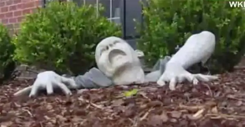 La statua zombie fa paura, chiedono di rimuoverla