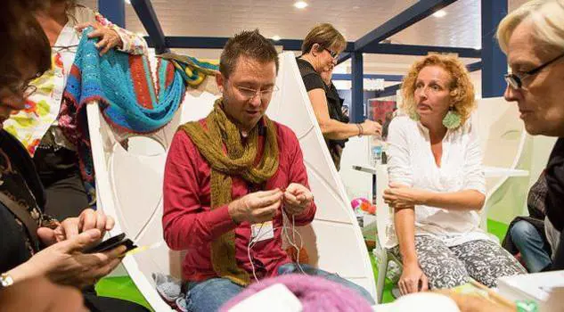 Ora la passione per l'uncinetto ​dilaga persino tra gli uomini 