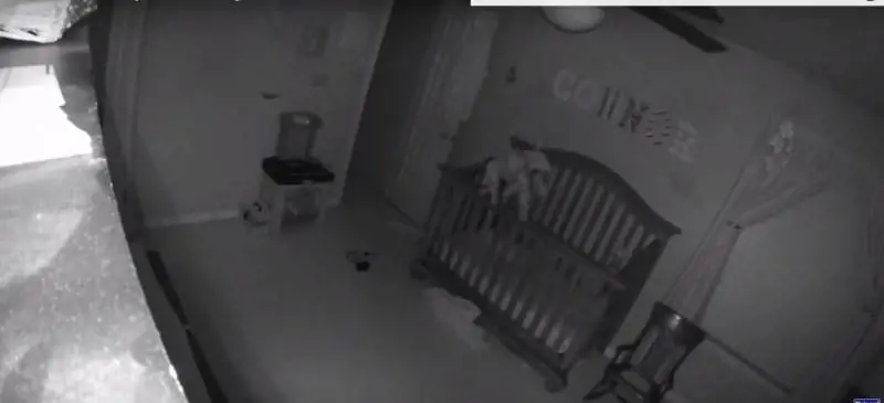 Il bambino "posseduto" in equilibro sulla culla