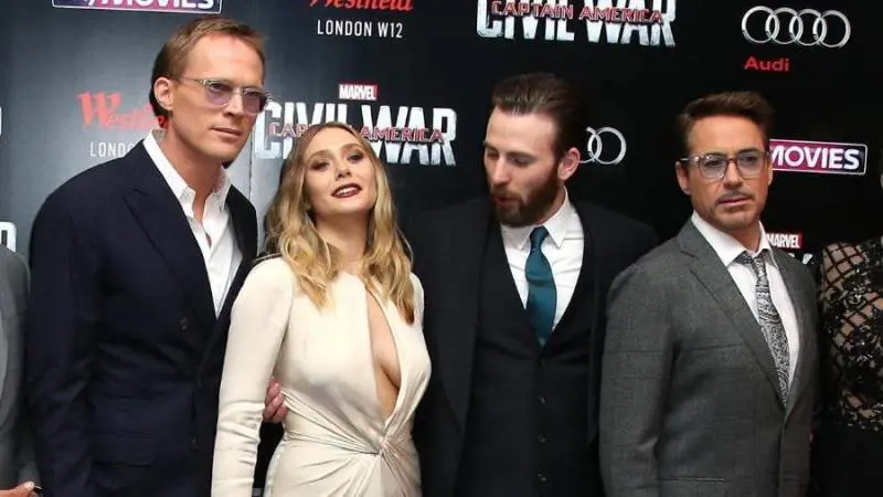 Chris Evans e la sbirciatina al seno di Elizabeth Olsen