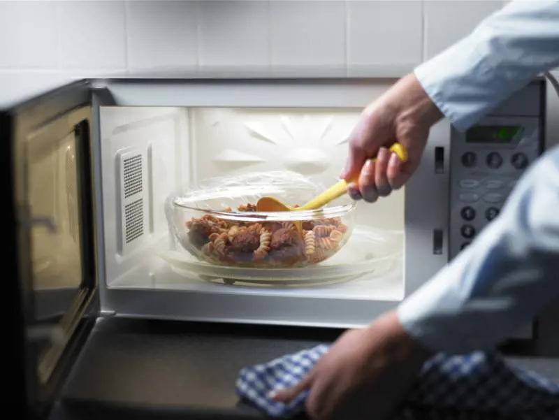 Ecco i cinque alimenti da non riscaldare mai nel microonde