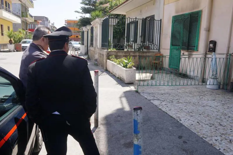 Esplode la rabbia a Caivano: molotov contro la casa dei parenti dell'orco