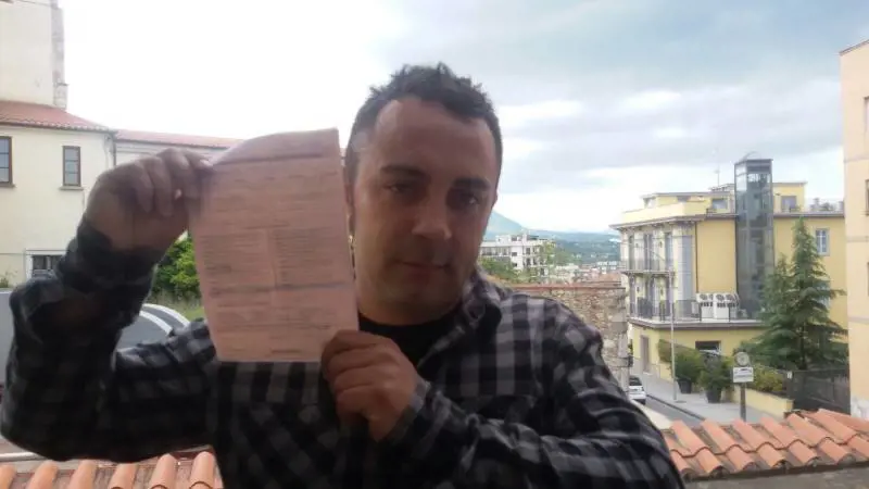 Benevento, la trovata del candidato. Fac-simile di multa ​per chiedere il voto