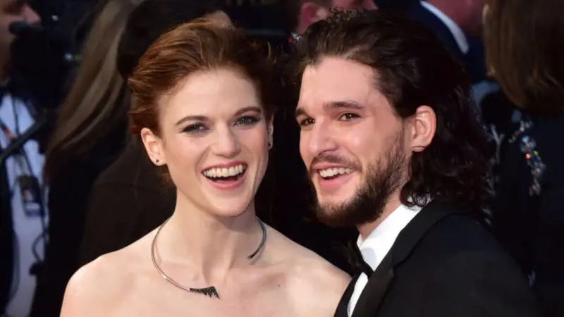 Kit Harington: lato b nudo in mostra a teatro