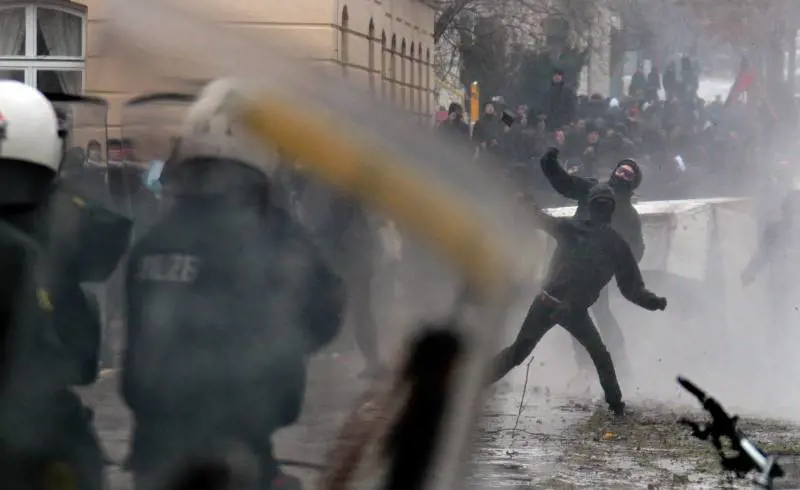Centri sociali contestano Alternative fuer Deutschland: 400 arresti