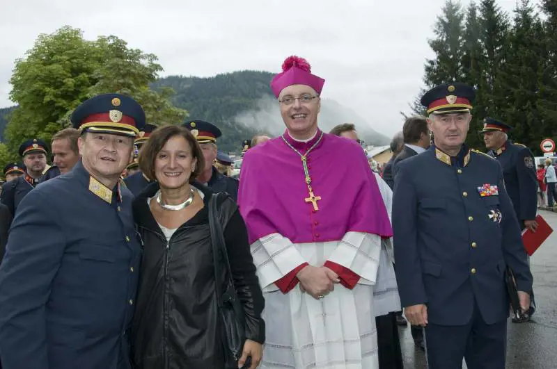 Il vescovo Ägidius Zsifkovics con la polizia austriaca