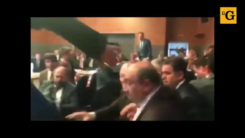 Turchia, rissa governo-opposizione. È scontro tra i banchi della politica