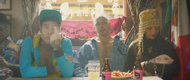Dito medio a Salvini nel video: è polemica contro Fedez e J Ax