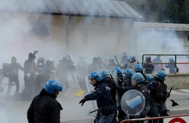 Antagonisti schedano poliziotti. Sul web parte la "caccia allo sbirro"