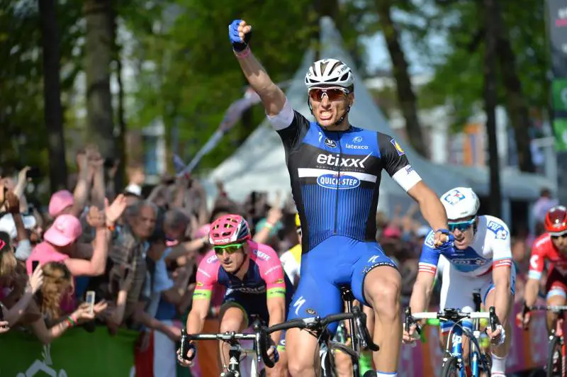 C'è Kittel tra due ali di folla. Al Giro un nuovo Re Leone