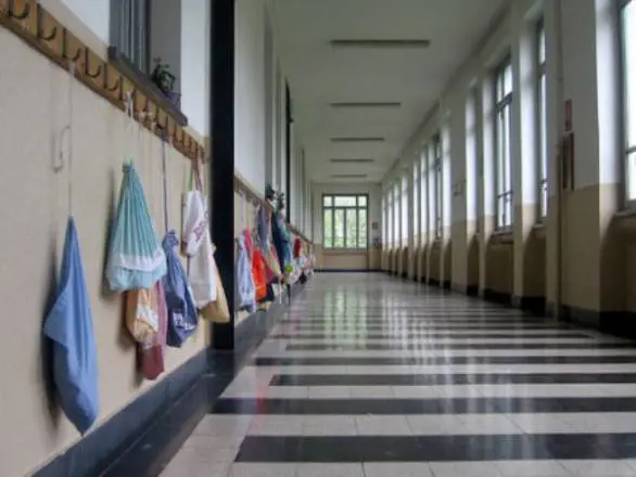 Bimbo esce dalla scuola e nessuno se ne accorge