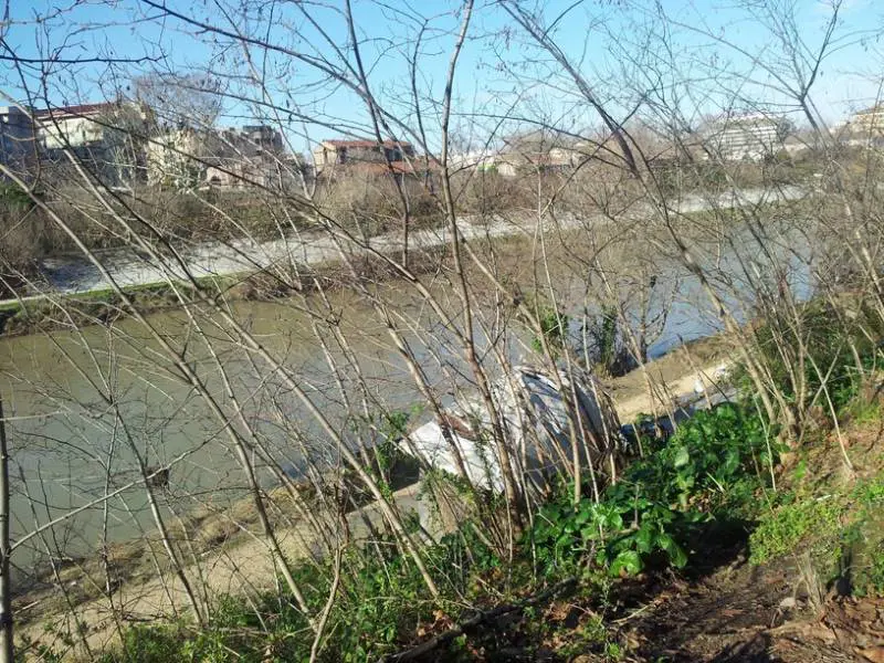 Ecco la Roma sinistra: viaggio lungo il Tevere tra drogati e clochard