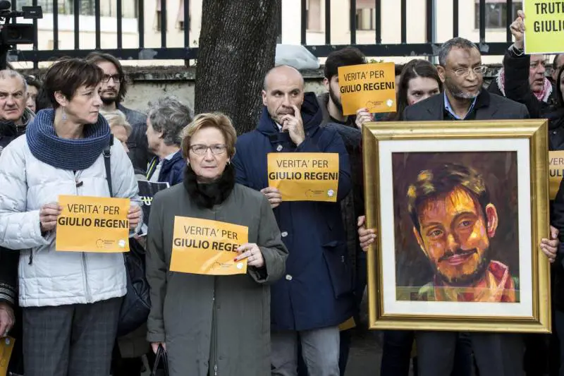Un momento del sit-in davanti all'ambasciata egiziana per chiedere la verità sulla morte di Regeni