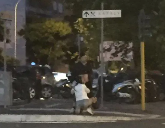 Roma, sesso orale in mezzo alla strada e davanti a tutti