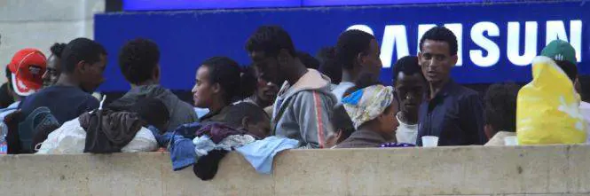 Prete ospita i migranti e chiede il pizzo per l'accoglienza: è milionario