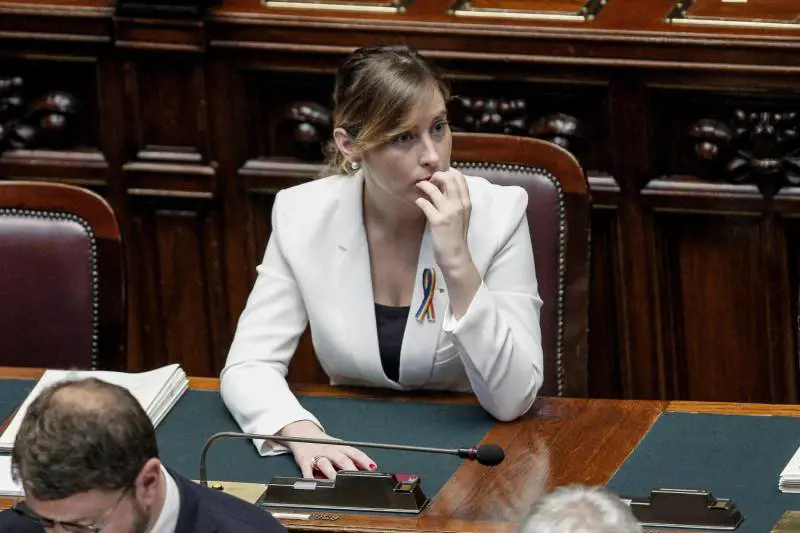 Maria Elena Boschi con il fiocco arcobaleno per la fiducia alle unioni gay
