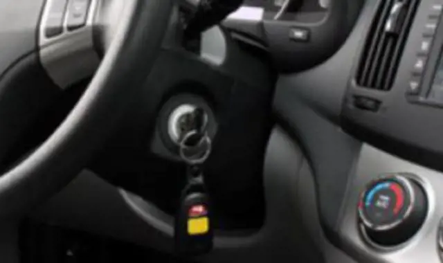 Chiavi inserite nel cruscotto. Automobilista multato di 48 euro