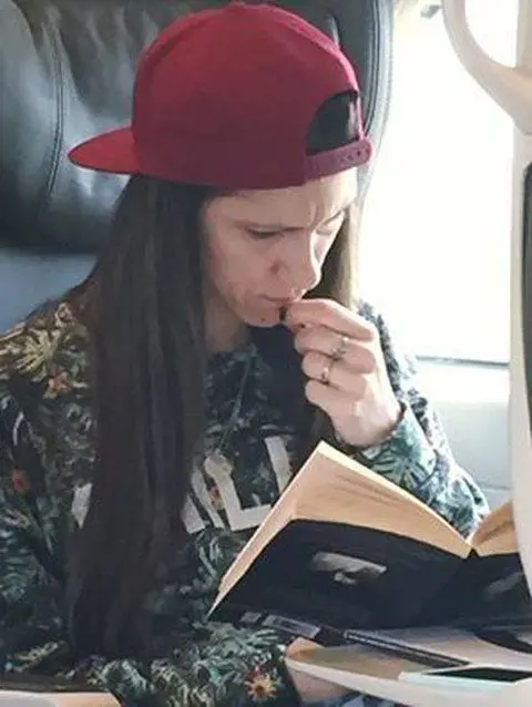 Elisa diventa un caso per questa foto in treno