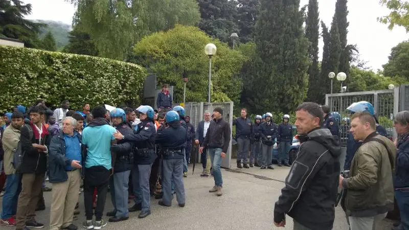 Lucca, il prefetto bastona i Comuni che non accolgono migranti