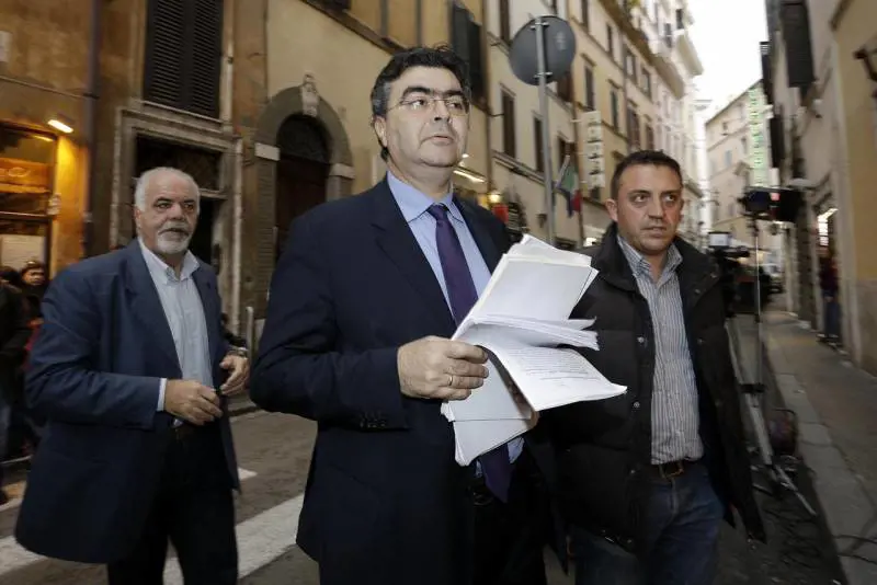 "Fiano, tu sei un culat...." Il tweet scatena la bufera: ma è un fake
