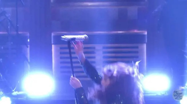 Caduta in diretta tv per la cantante Meghan Trainor