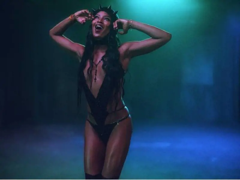 Naomi Campbell, sexy soldato nel video "Drone Bomb Me" di Anohni