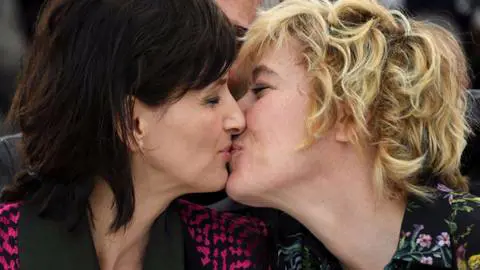 Bacio saffico al Festival di Cannes tra Valeria Bruni Tedeschi e Juliette Binoche