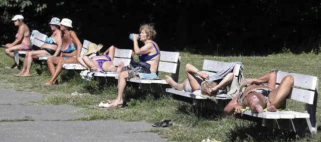 In piedi sulla panchina, multati per cento euro