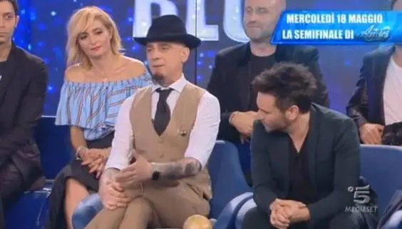 Lite ad Amici tra Morgan e J-Ax. "Ammetti che ti sei c...to addosso"
