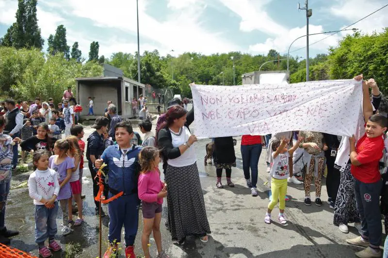 I rom mandano avanti i bimbi: "Salvini, vattene via, schifoso"