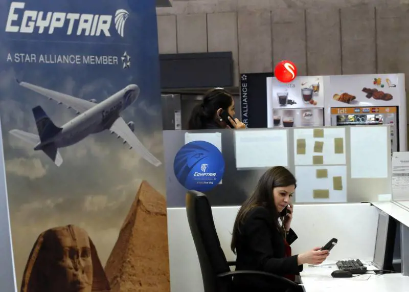Impiegate al lavoro al counter della EgyptAir all'aeroporto di Parigi