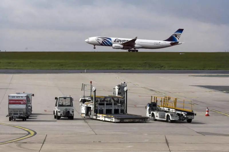 "Abbatteremo questo aereo". La scritta sul volo Egyptair