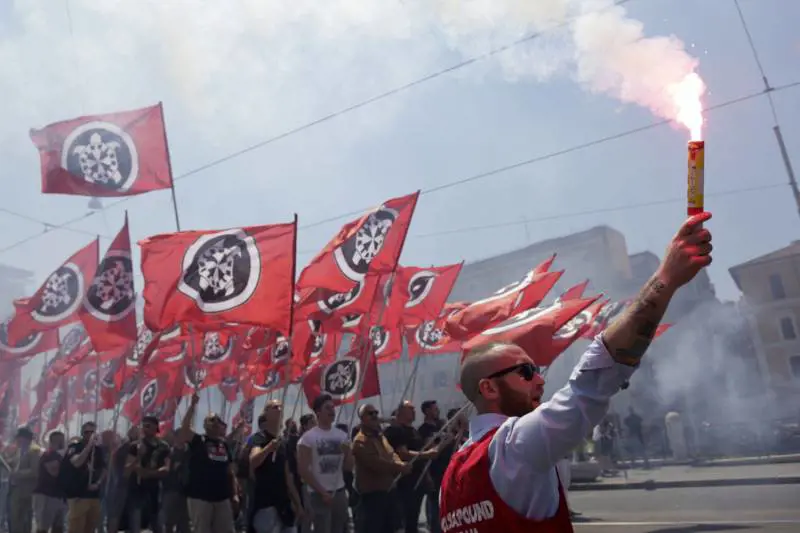 "Là dentro ci sono fascisti". E gli antagonisti assaltano il pulmino