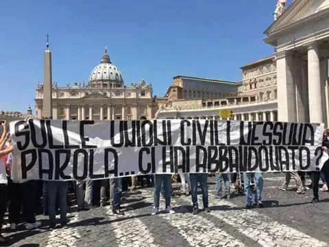Lo striscione contro il Papa: ​"Sui gay ci ha abbandonato"