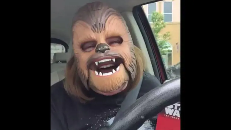 Record su Facebook per il video della mamma con la maschera di Chewbecca