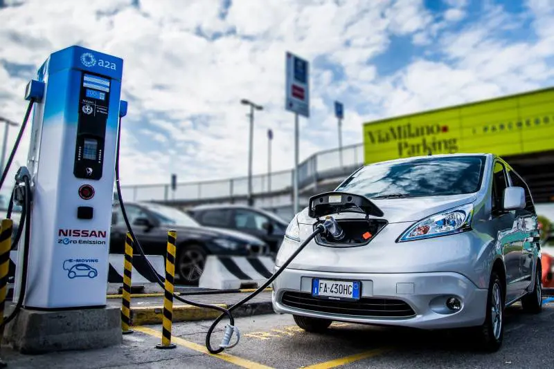 Linate, per le auto elettriche colonnina di ricarica rapida accessibile al pubblico