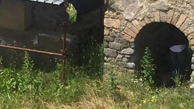 Pompei, turista americano stacca pavimento Domus