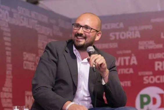 Il sindaco di Cesano Boscone: ""Non volevo offendere I marò non sono eroi"