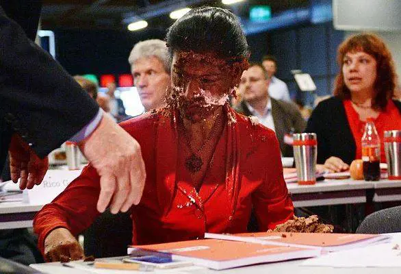 Germania, torta in faccia alla politica contraria al flusso di migranti