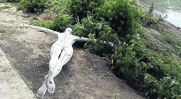 Manichino insanguinato crocifisso sotto Ponte Sant'Angelo a Roma