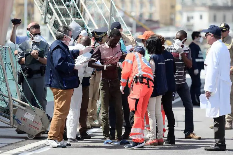 Ecco le istruzioni per immigrati: "Così potete fregare gli italiani"