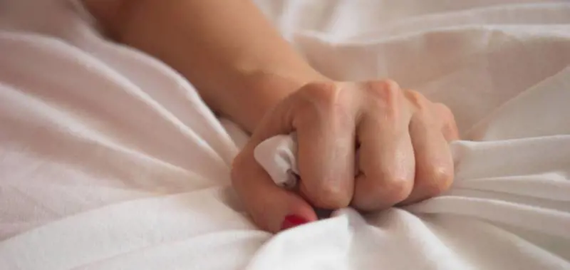 Ha un orgasmo facendo autoerotismo: 24enne stroncata da un aneurisma