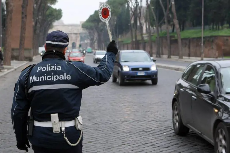 Fotografano i vigili urbani sui parcheggi per disabili: querelati