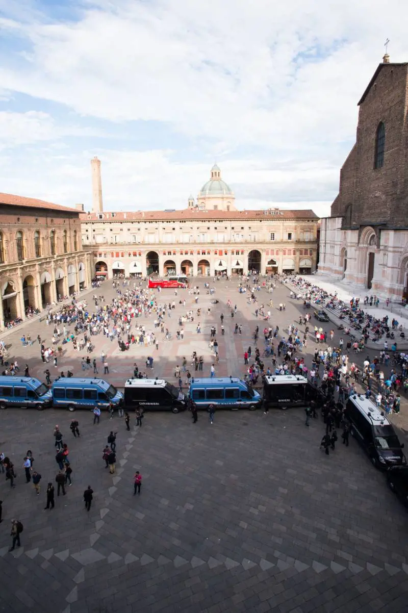 La polizia mette in gabbia Salvini per proteggerlo dai centri sociali