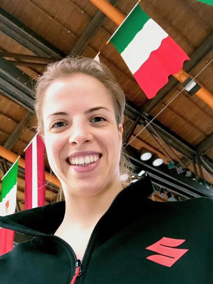 Carolina Kostner e il selfie col tricolore: polemica in Alto Adige