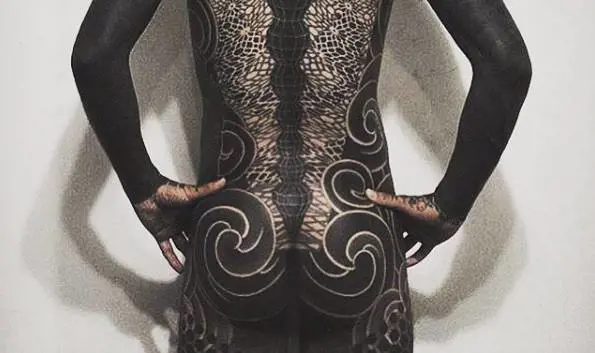 Vuoi farti un tatuaggio total black? A tuo rischio e pericolo...