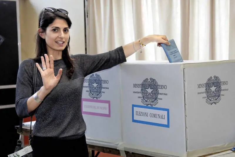 Virginia Raggi prima a Roma: "È un momento storico, i romani hanno deciso di cambiare"