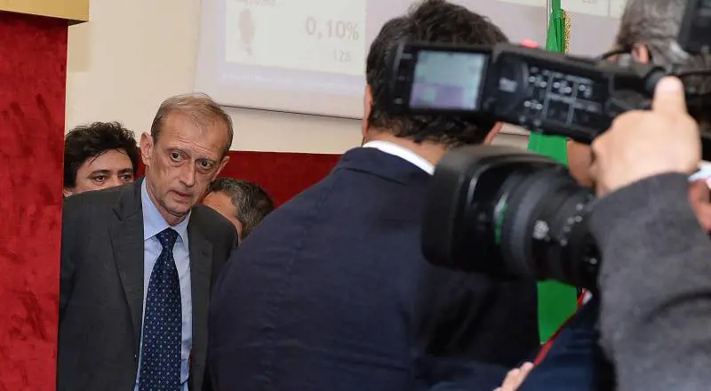 Fassino con l'acqua alla gola. Ballottaggio da brividi con M5S